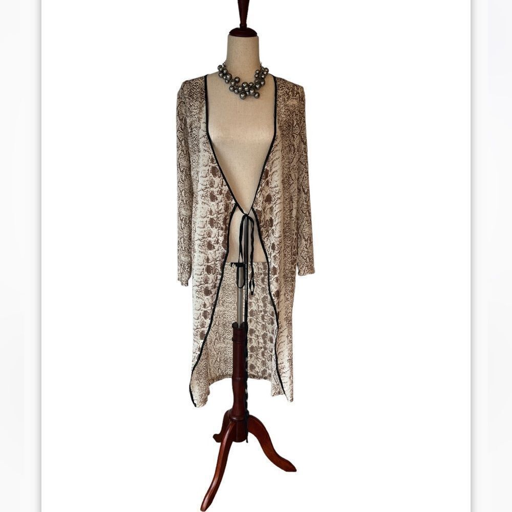 PrettylLittleThing Women’s 4 animal print tie front flowing cardigan NWT